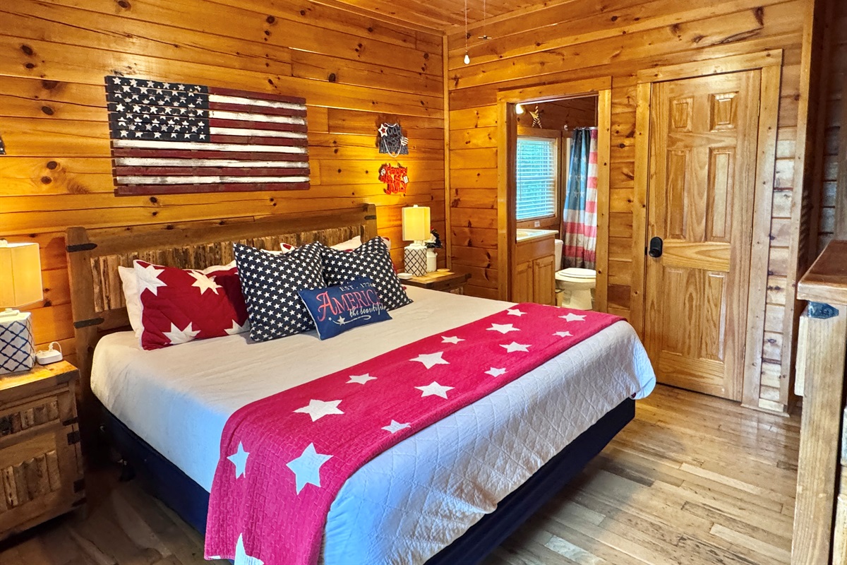 Fourth of July Room, King bed with deck access private bath