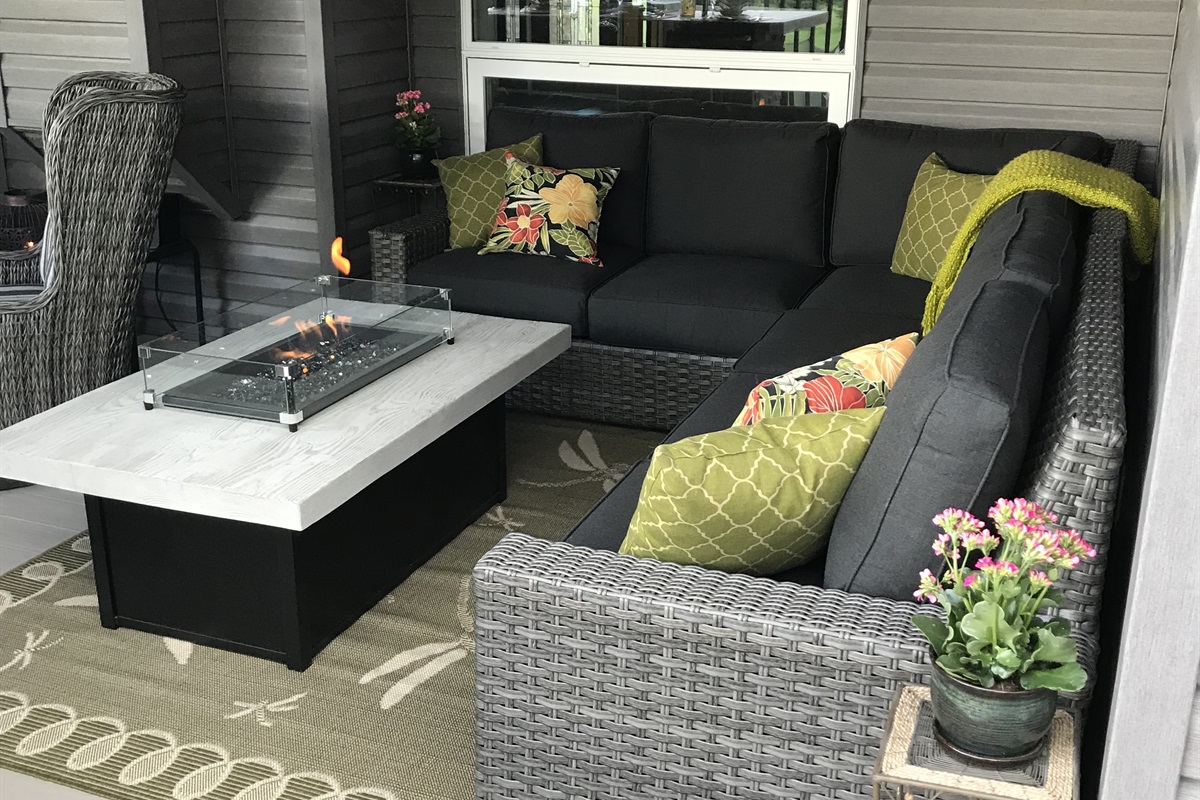 UPPER DECK COMMON SPACES