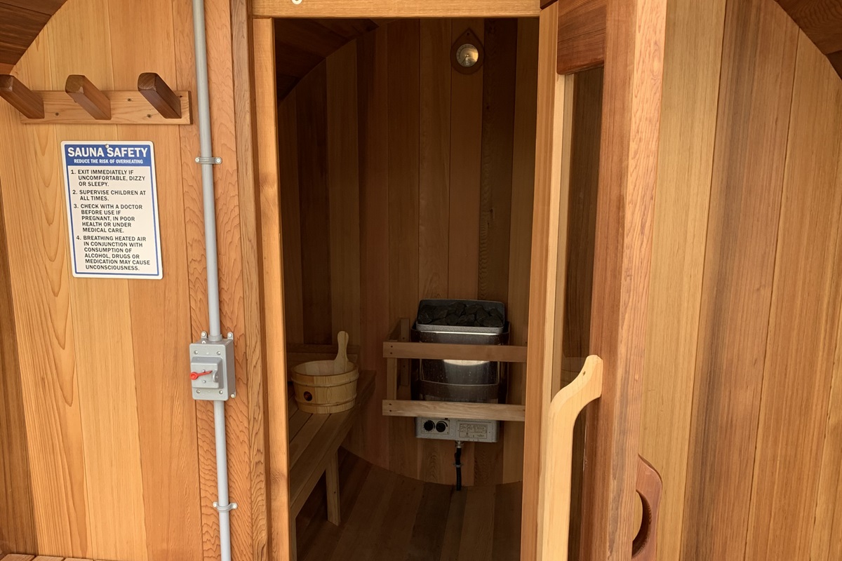 SAUNA INTERIOR. SEATS 6 OR 2 RECLINING