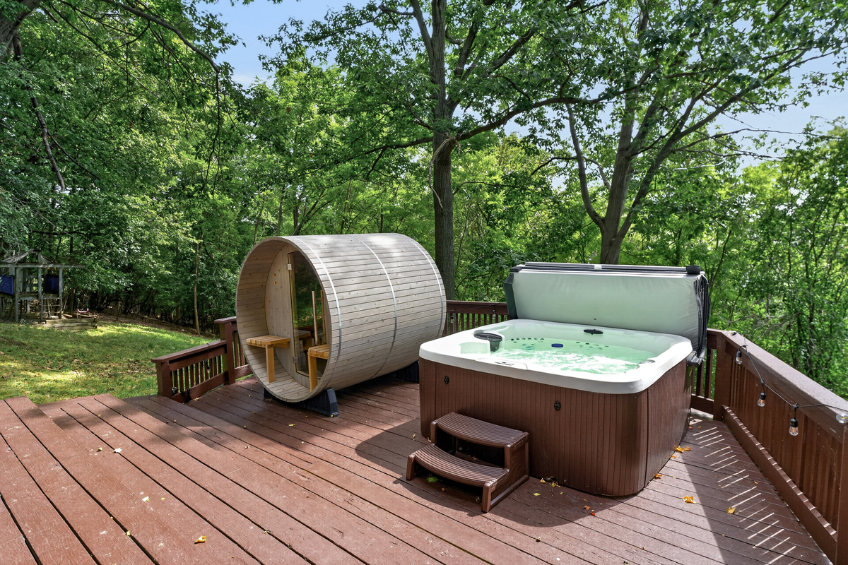 Deck with hot tub and barrel sauna