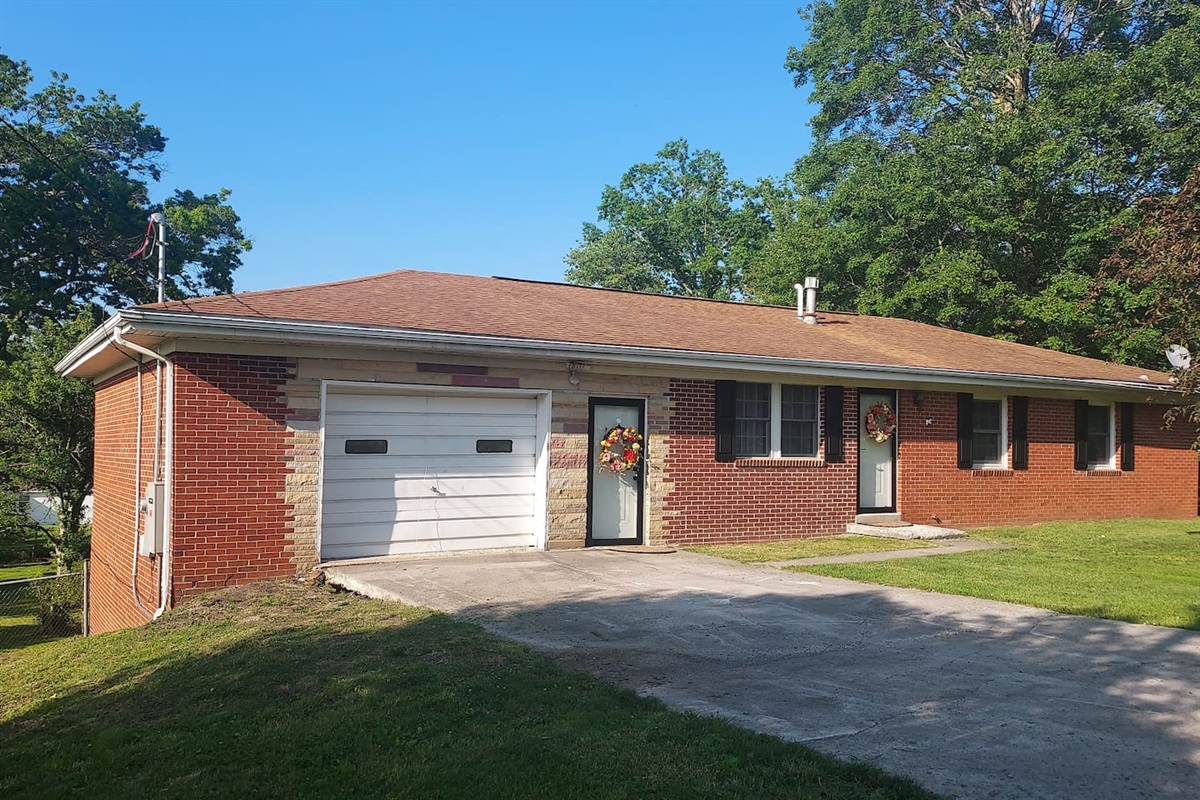 Plenty of space in the driveway for your boat—we’ve even parked a 27' moving truck there. You’re also welcome to park in the front yard if needed. A side double-gate provides occasional vehicle access to the backyard.