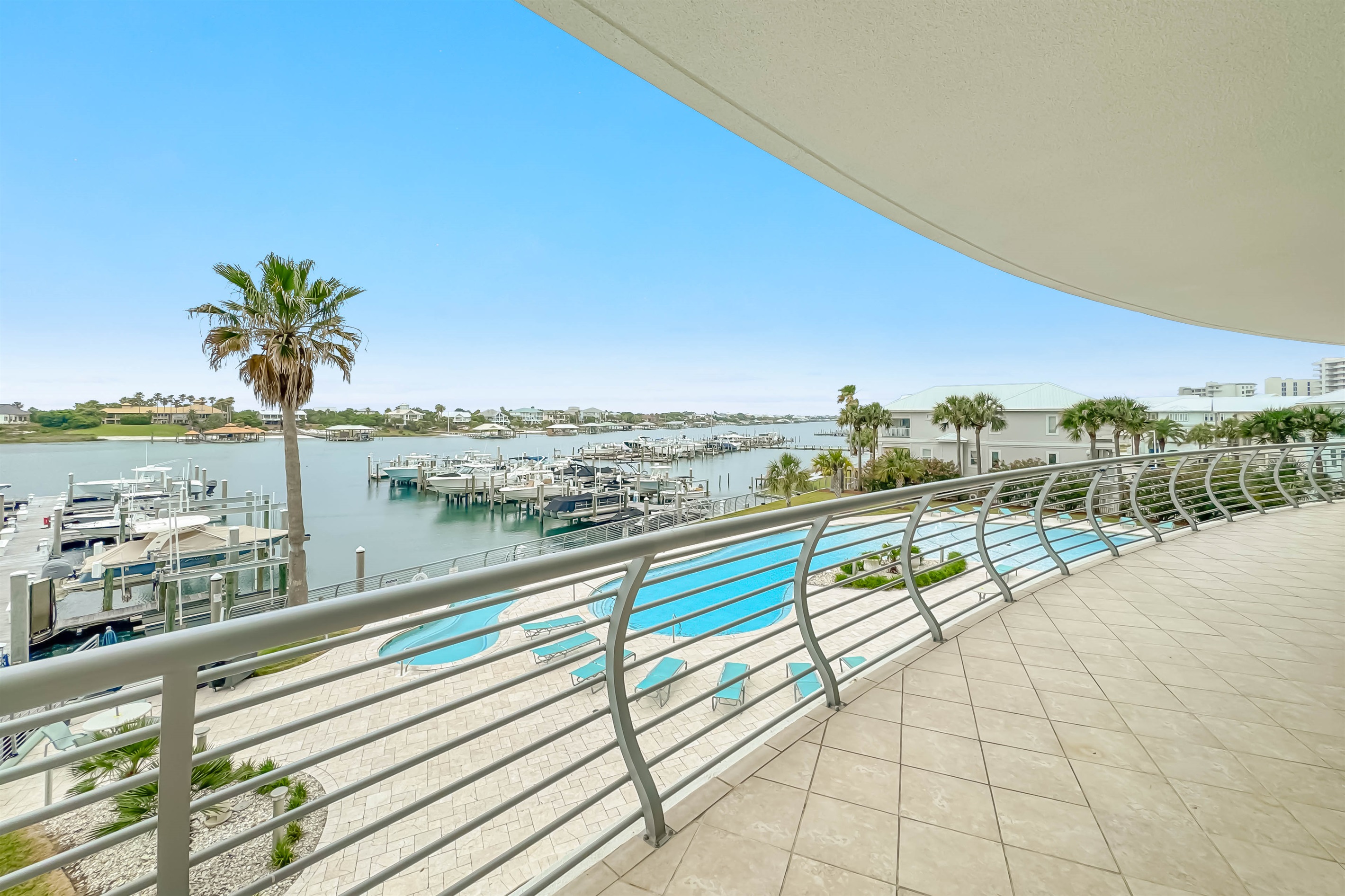 Discover the beauty of Ole River from this stunning balcony vantage point. Witness the vibrant coastal scenery and the tranquil waters of the bay.