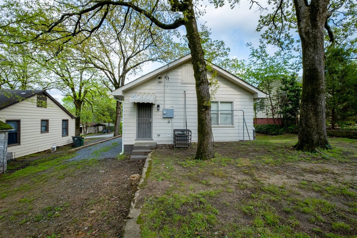 The Little Gray House in Capitol View Overnight Digs