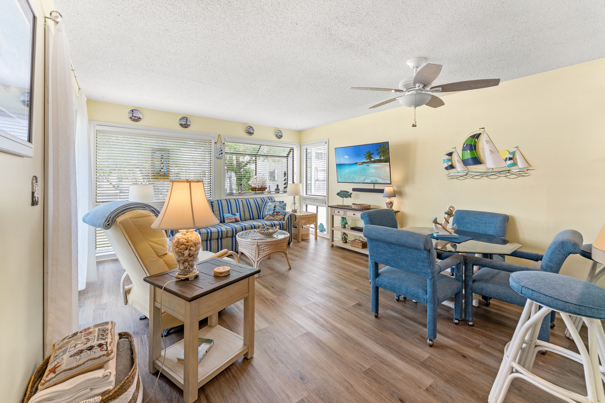 Dining Area with seating for 4