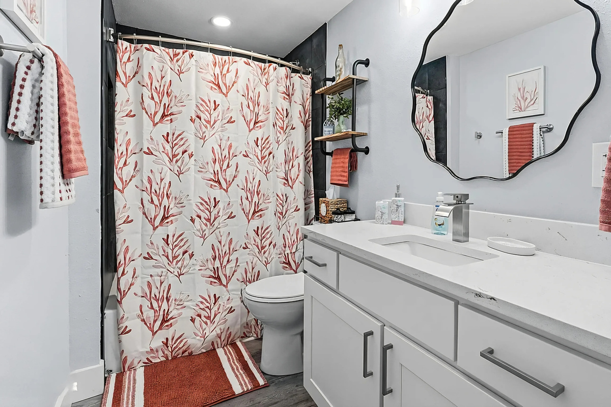 Biltmore Beach Coastal (2nd floor) full bathroom