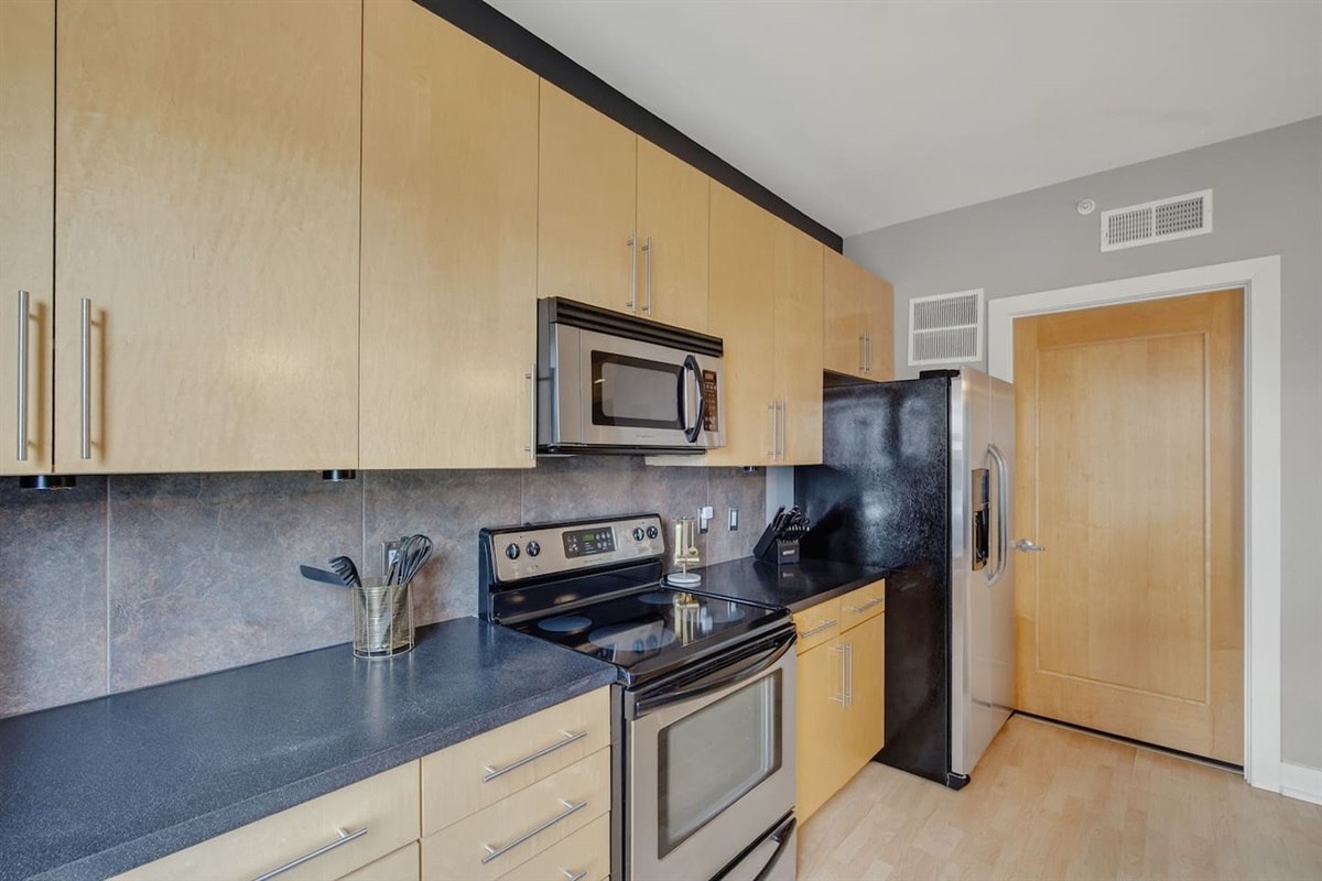 From quick breakfasts to gourmet dinners, this kitchen has everything you need. Ample counter space, updated appliances, and generous storage make it ideal for extended stays in downtown Des Moines.