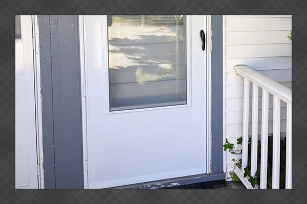 Private entrance from the driveway 