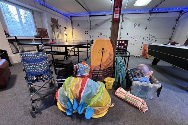 We love hosting families!  Umbrella stroller, coolers, beach gear with beach towels, chairs and tows always on site so you don't need to worry about packing those. 