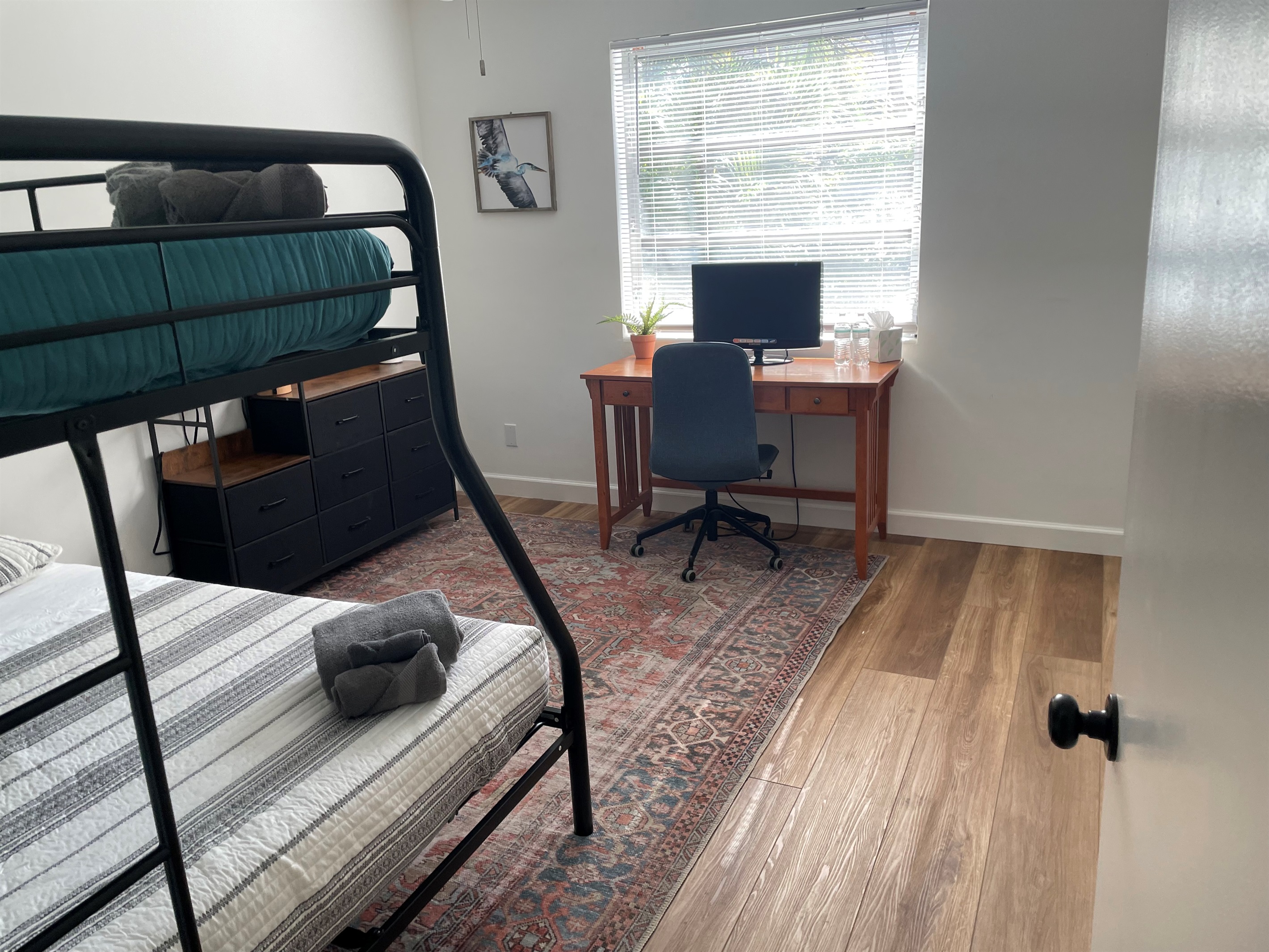 Comfortable workspace featuring a sleek desk and ergonomic office chair, perfect for productivity during your stay.