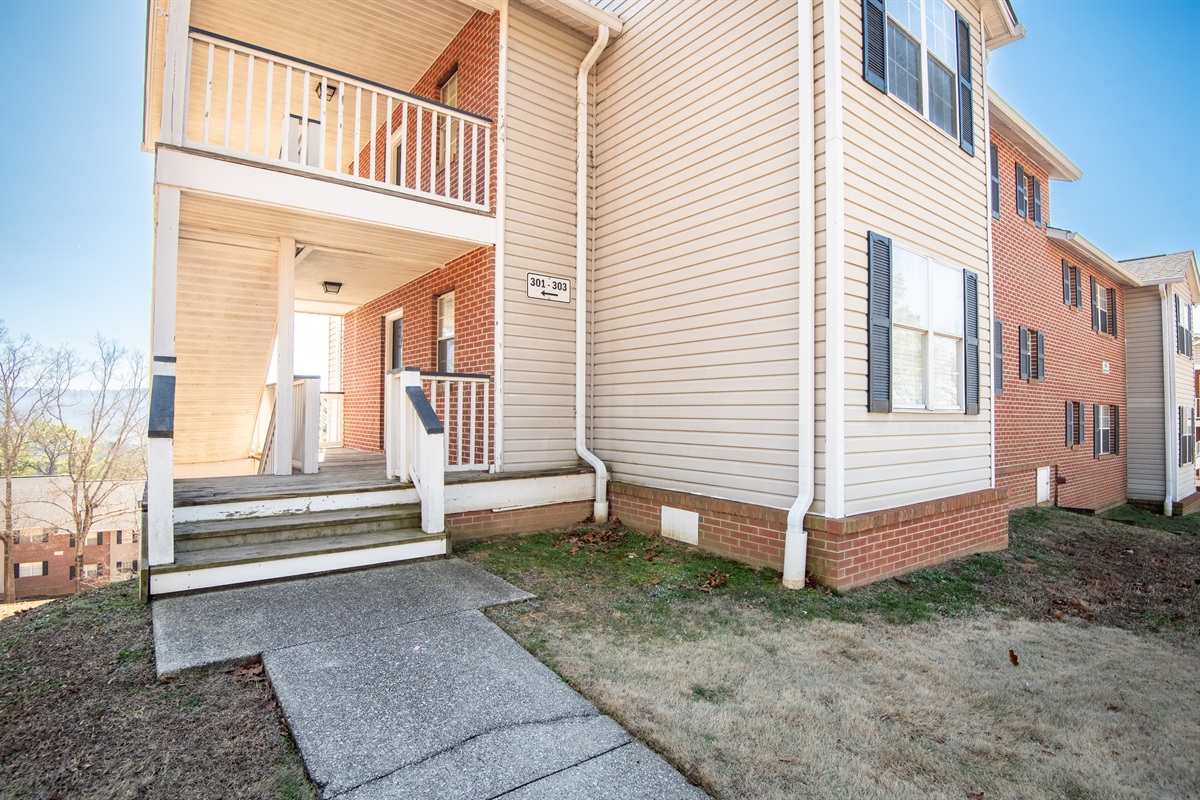 This charming condo community has easy access to all the surrounding restaurants and shops, boasts well-kept grounds, and a sense of calm just outside the city.