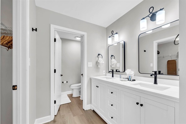 Master vanity area, dual vanity, walk in closet