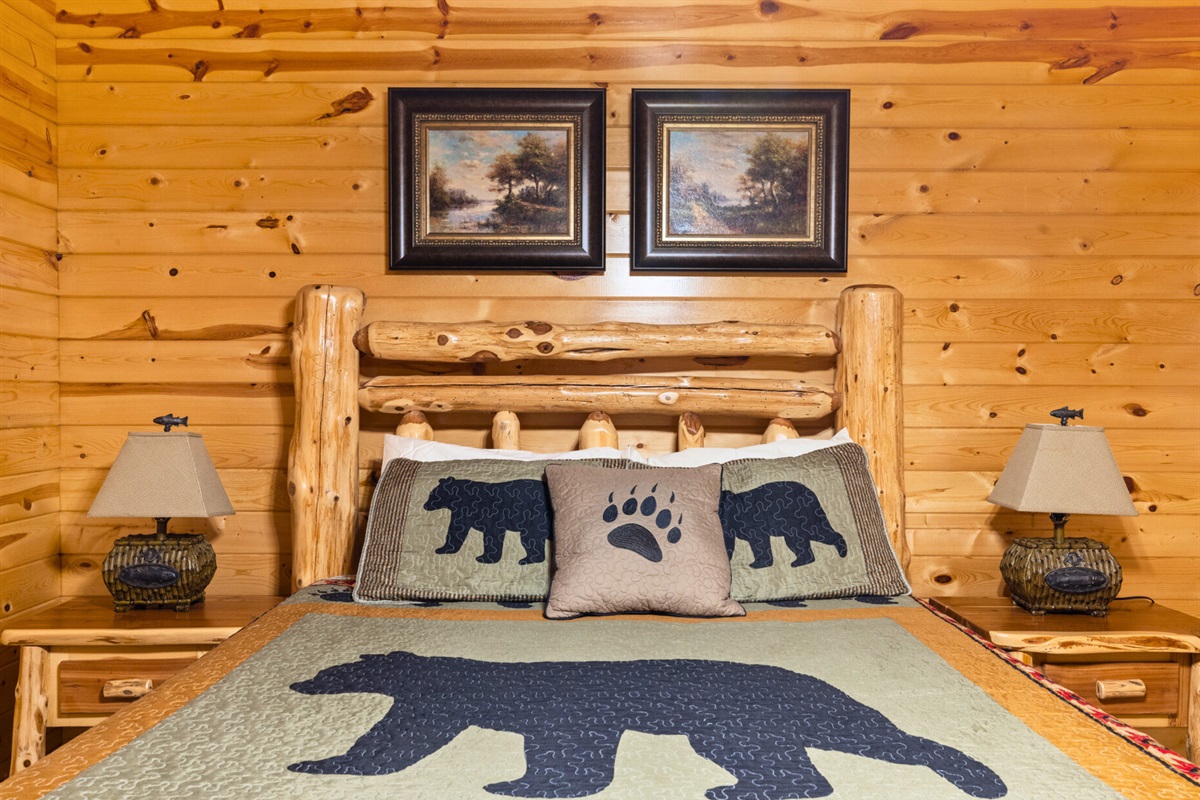 Queen bed and fun bear motif bedding
