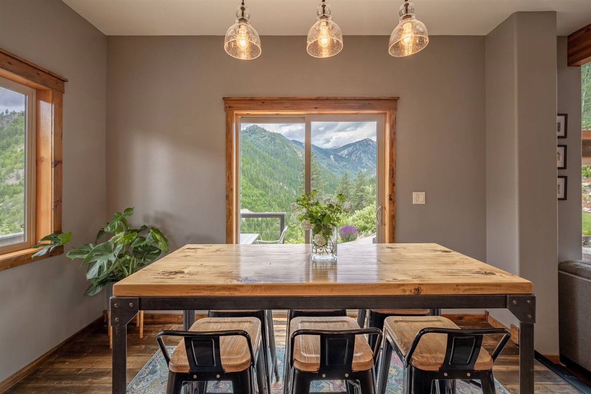 Dining table seats 6; mountain views