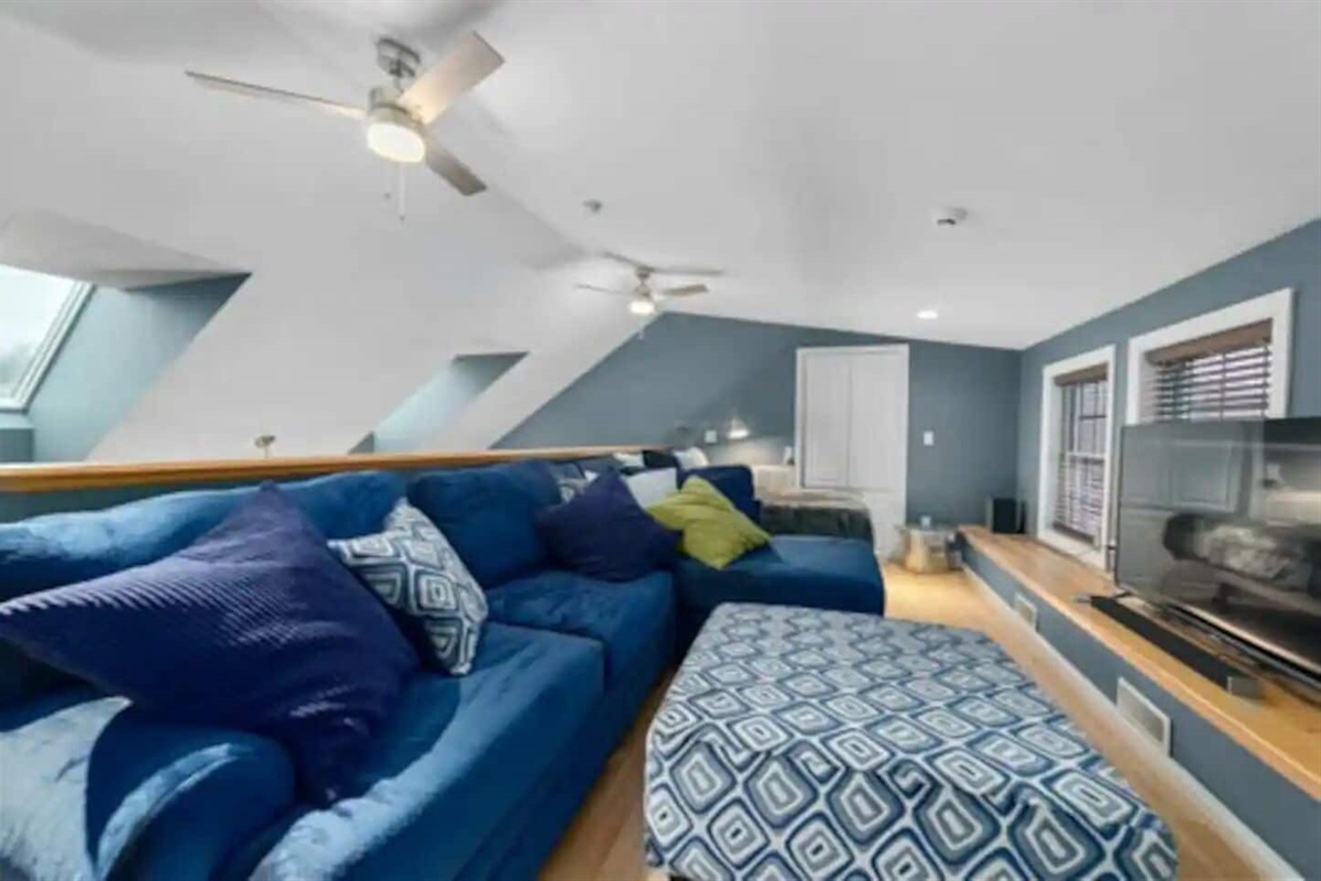 Loft for relaxing and watching movies and additional queen bed 