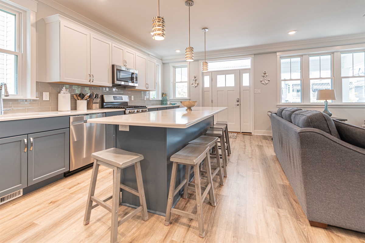Upgraded kitchen w/ large island