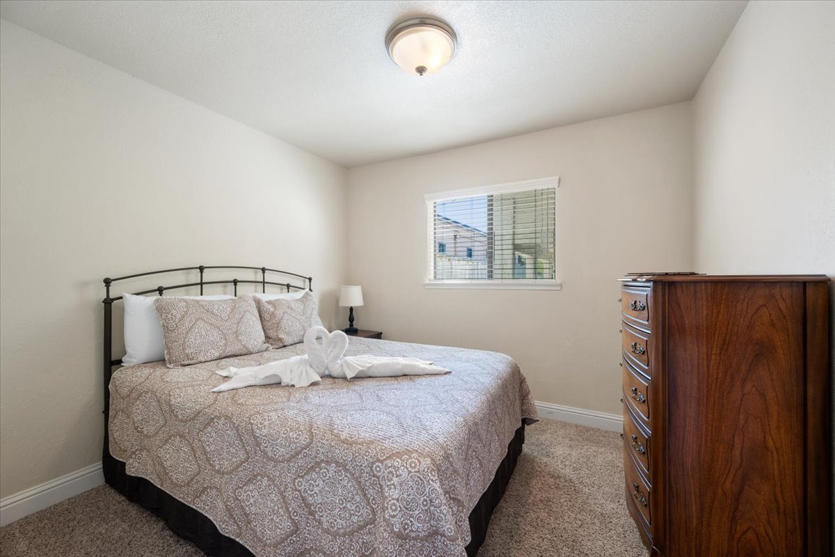 2nd downstairs bedroom-Queen bed