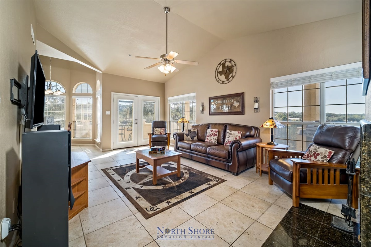 Large & Comfortable Family Room w/Vaulted Ceilings