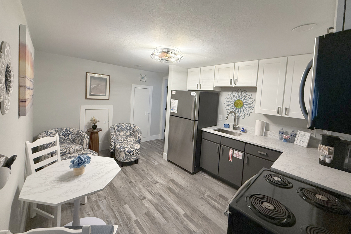 Biltmore Beach Aloft (3rd floor) kitchen with seating and dining table