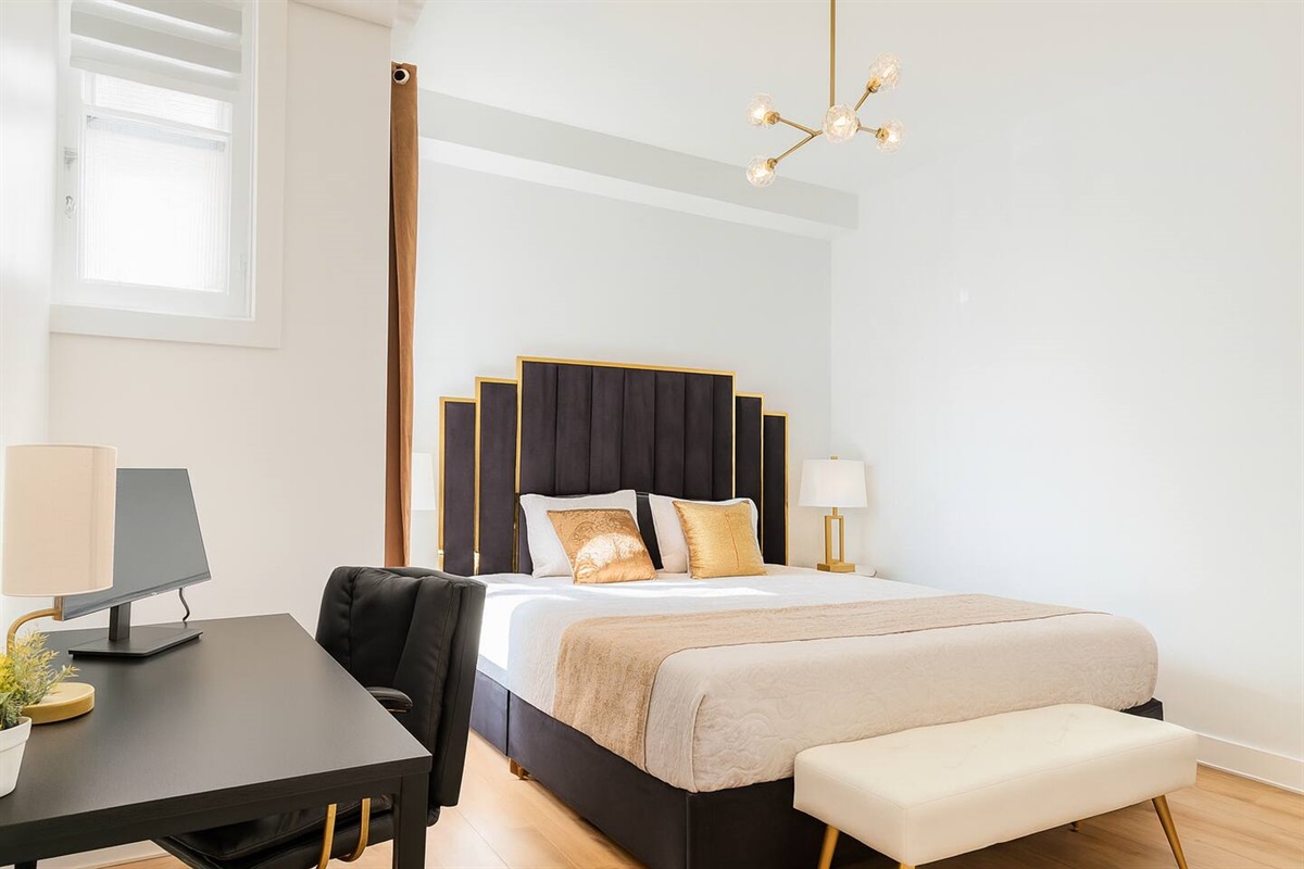 Chambre #2 avec un confortable lit King,  une commode et un bureau de travail incluant 1 écran!