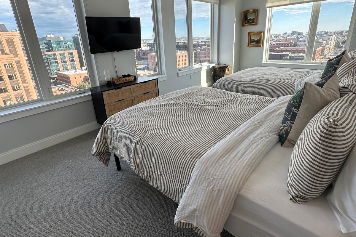 Dual Queens and Amazing Corner View