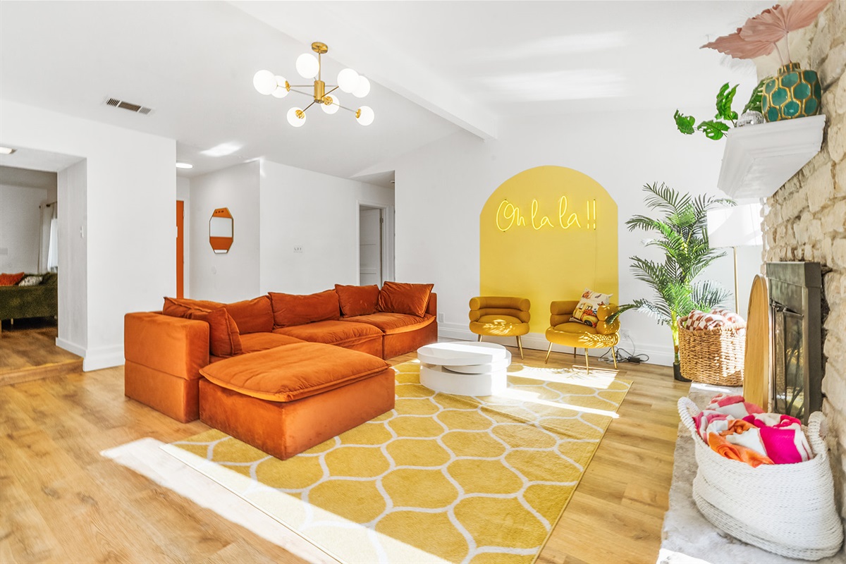 With bright accents and comfy seating, this living room offers a welcoming escape 🌞🌿.
