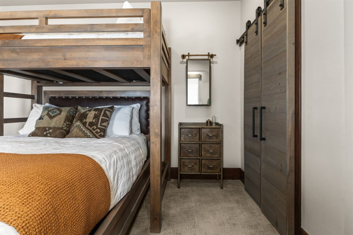 Lower Level Ensuite Bedroom 3 - Twin over Queen