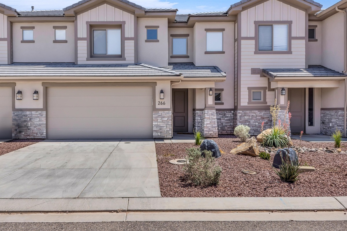 Quiet Driveway in Well-Kept Community Row
