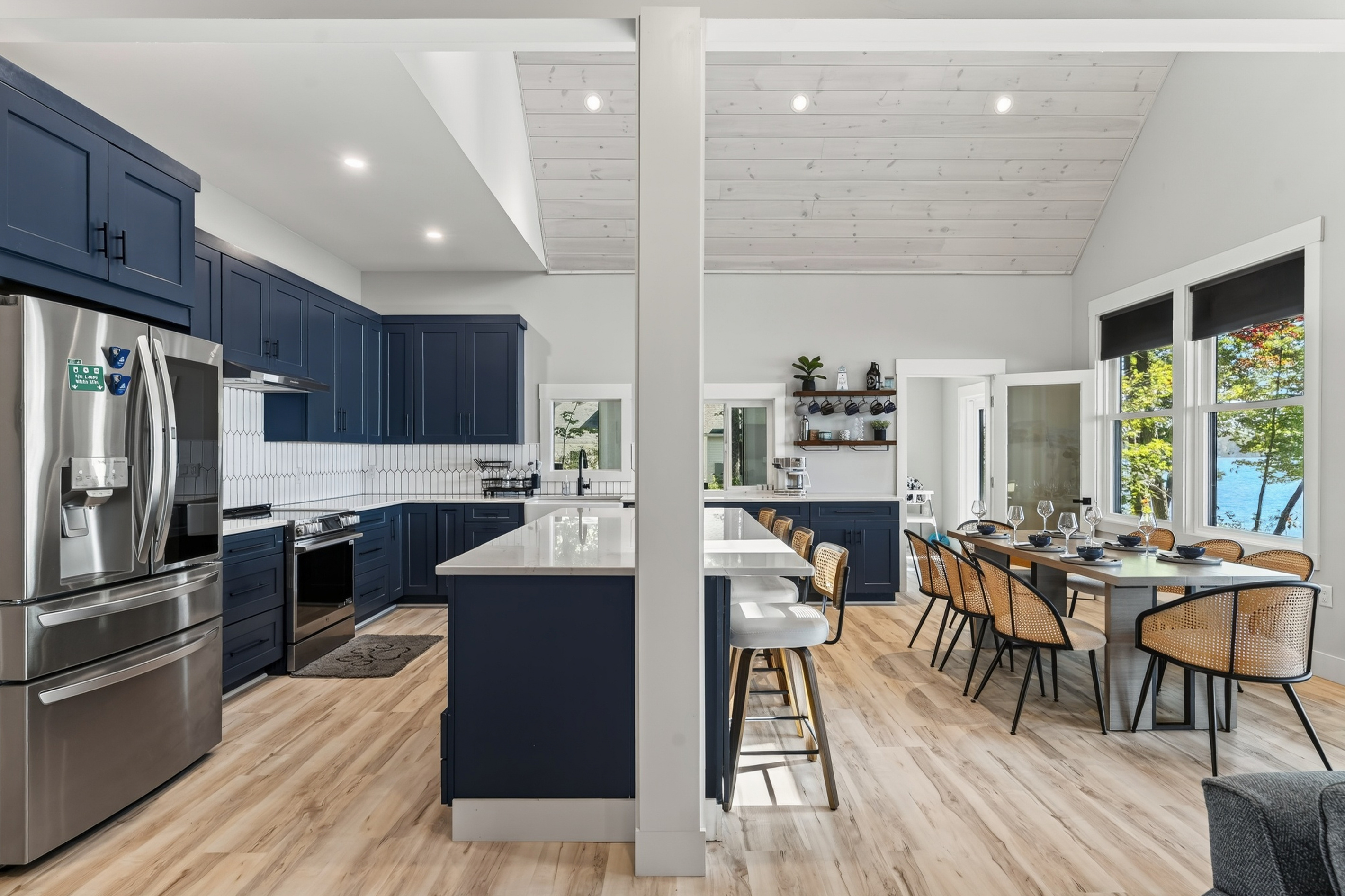 From the first pour to the final plate, the open layout keeps every meal social and relaxed.