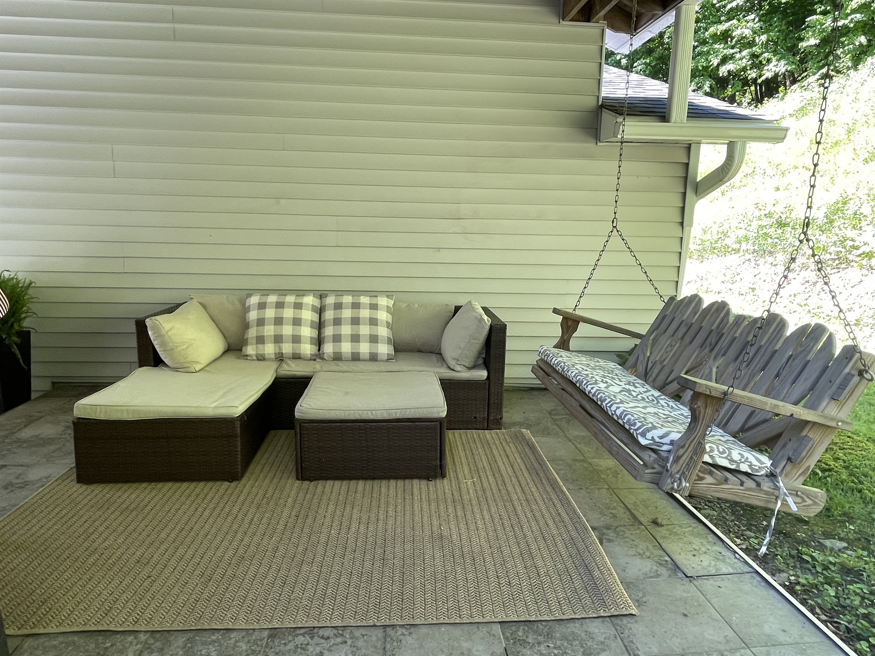 Covered seating area in outdoor entryway