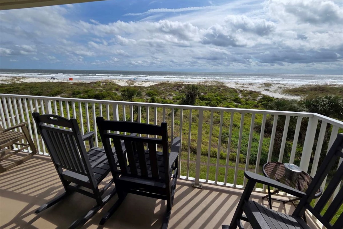 Beach Condo Near St. Augustine • Walk to the Beach, Pool & Coastal Attractions • Breathtaking views !