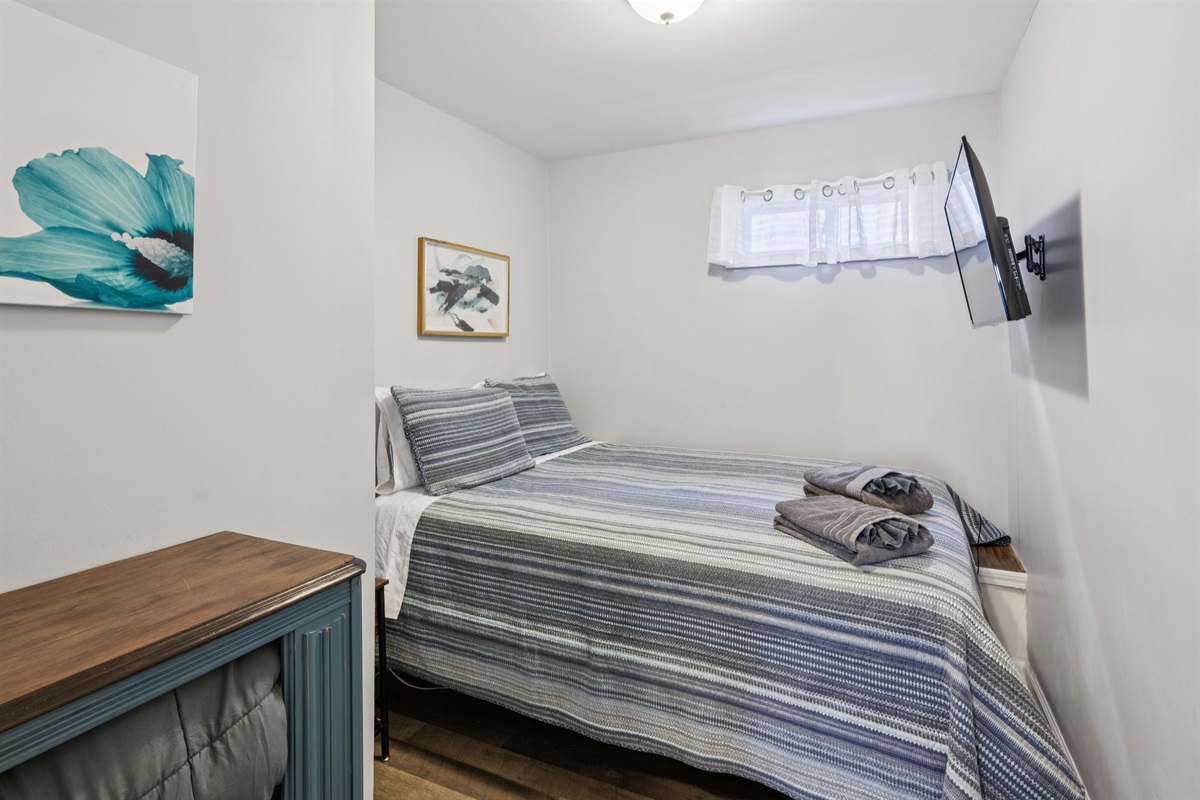 BR9: This bedroom on the lower floor has a queen bed