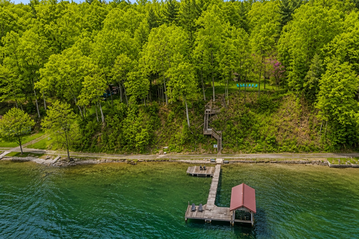 Wooded hillside leads down private steps to thedock on crystal-clear Cayuga Lake—tie up the boat, swim, or soak in Finger Lakes sunsets 🚤🌞🌊Hoist not available