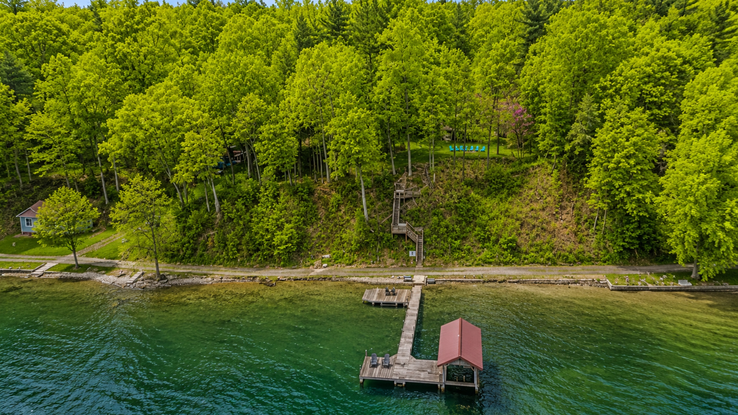 Wooded hillside leads down private steps to thedock on crystal-clear Cayuga Lake—tie up the boat, swim, or soak in Finger Lakes sunsets 🚤🌞🌊Hoist not available