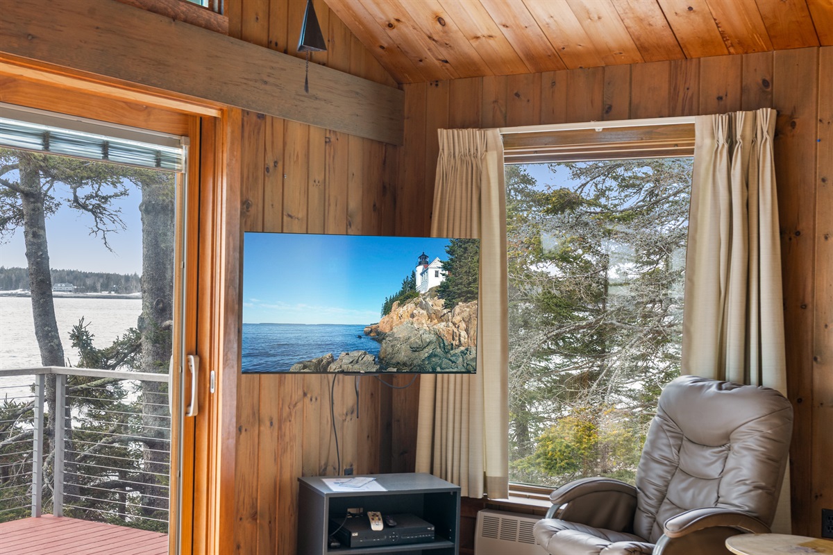 Main Living Area - Smart TV with Roku