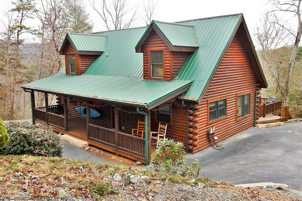 Front view of the cabin when pulling into the driveway
