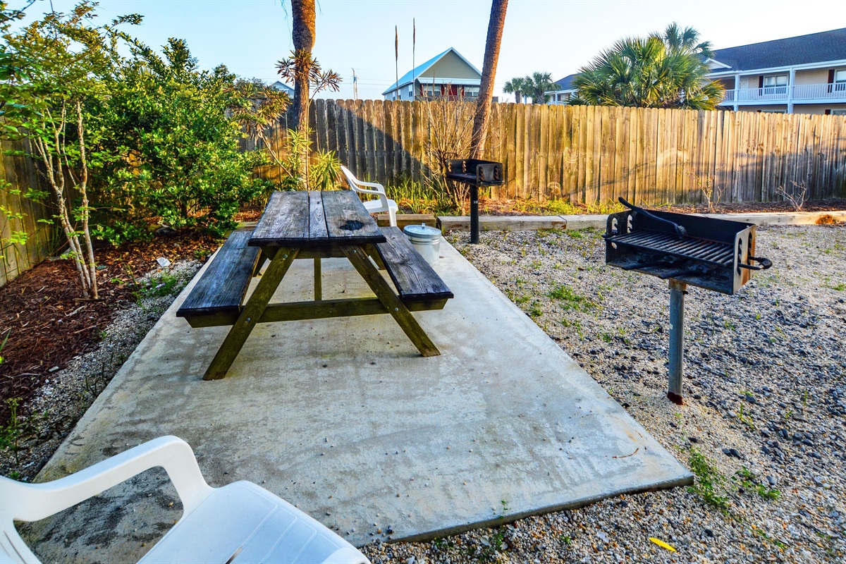 Outdoor Grilling Area - The complex offers a grilling area that provides 2 charcoal grills, and seating. Be sure to clean up after use.