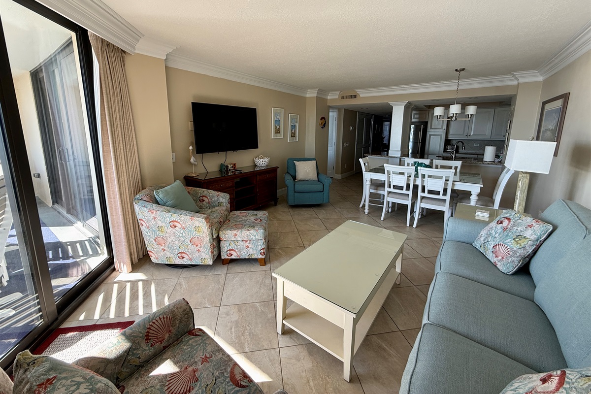 Living Room w/Comfy Seating