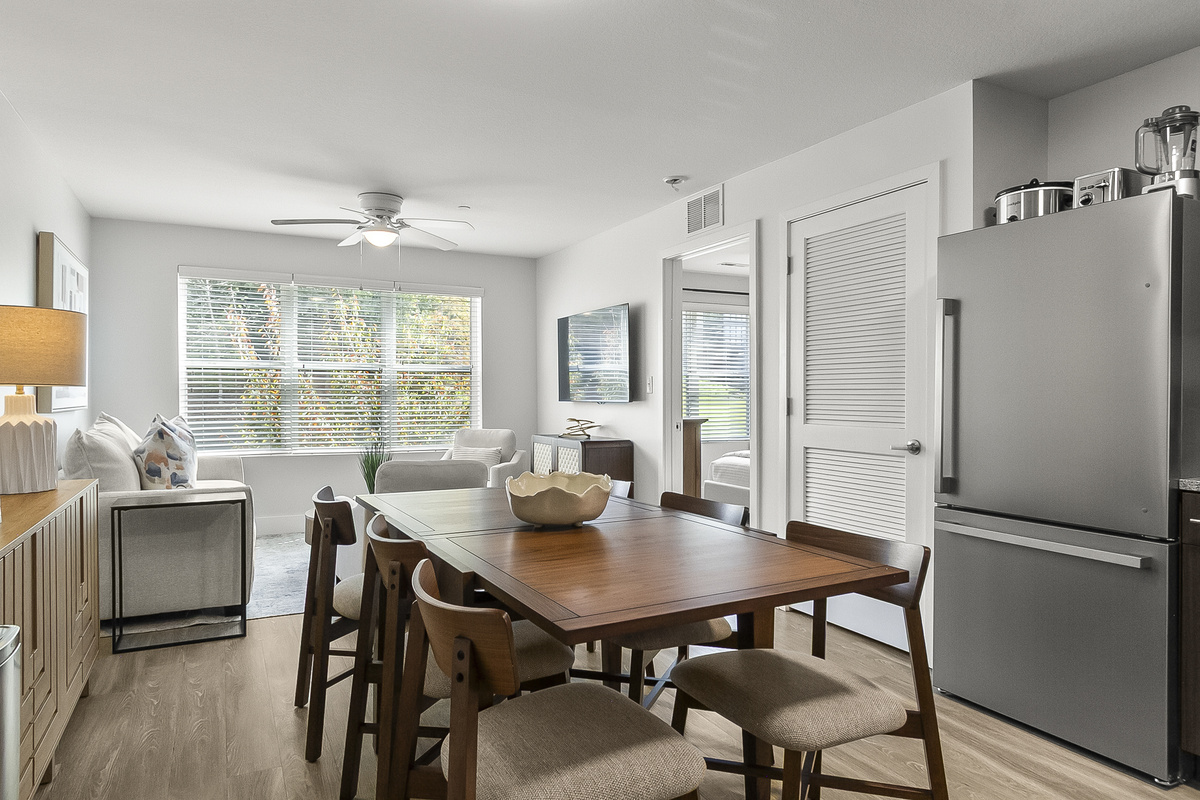 Dining Area seats 6