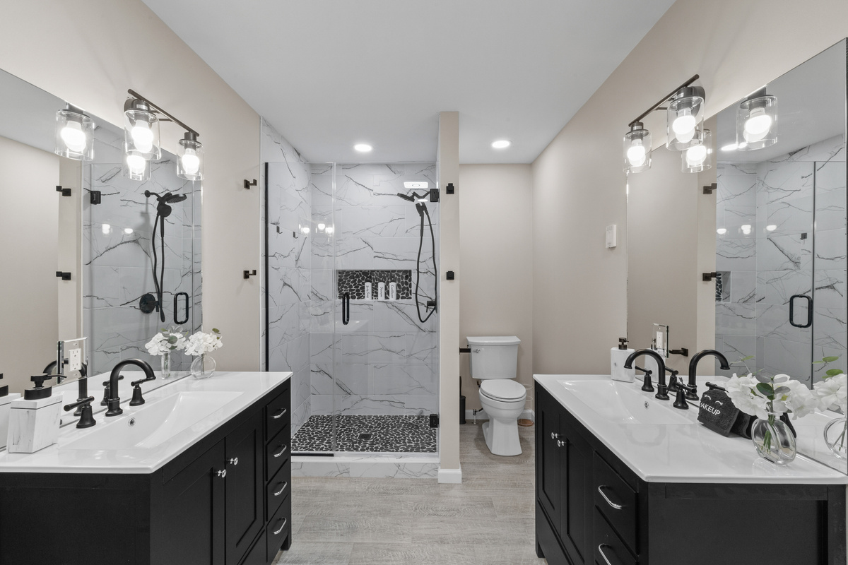 A luxurious bridge between the two king suites, offering private entries from both bedrooms