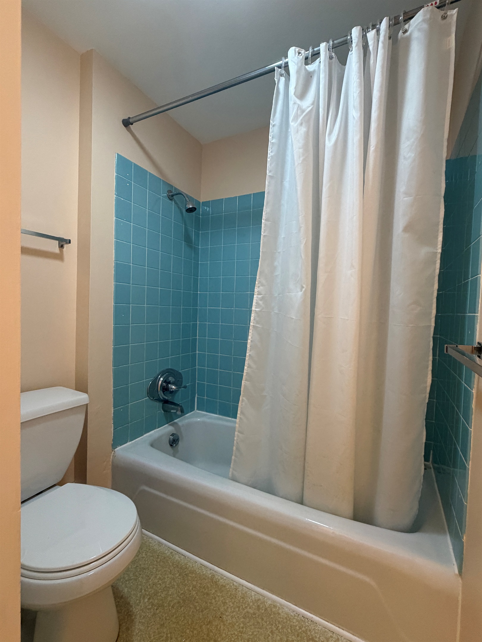 2nd floor bath with hall access and ensuite to Queen #1