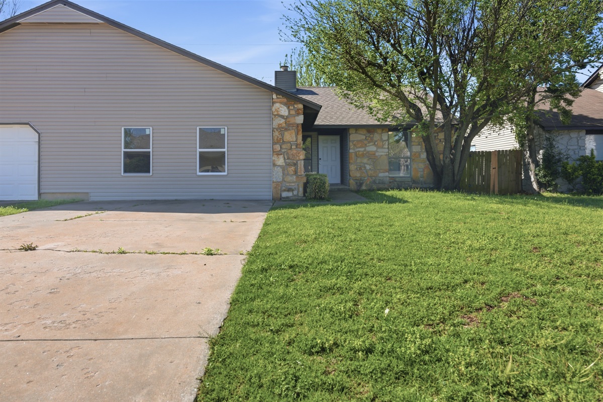 Front yard, this unit is the right side of a duplex, of which the other side is also a nightly rental.
