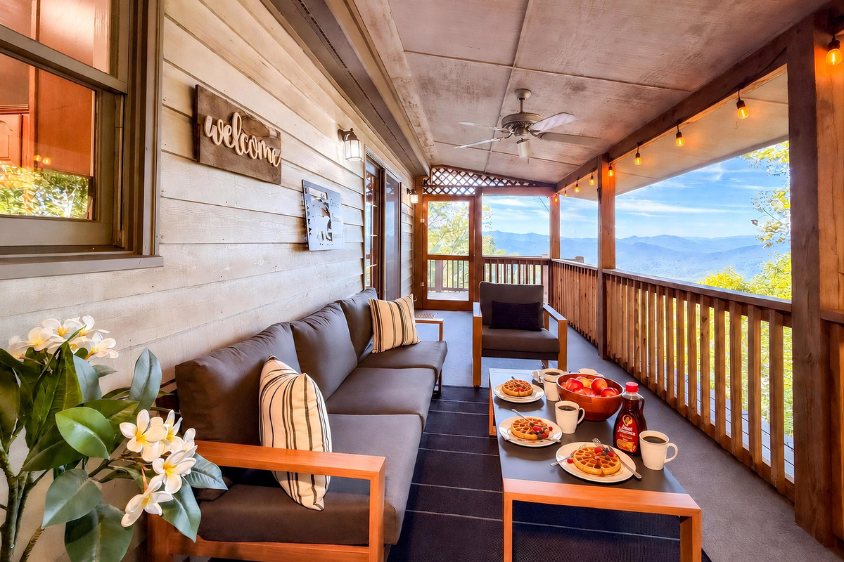This is my favorite spot to relax throughout the year! Our screened-in porch offers stunning, immersive views of the Smoky Mountains, allowing you to enjoy the peaceful sights and sounds of nature—from birds chirping to deer passing by—in complete comfort.