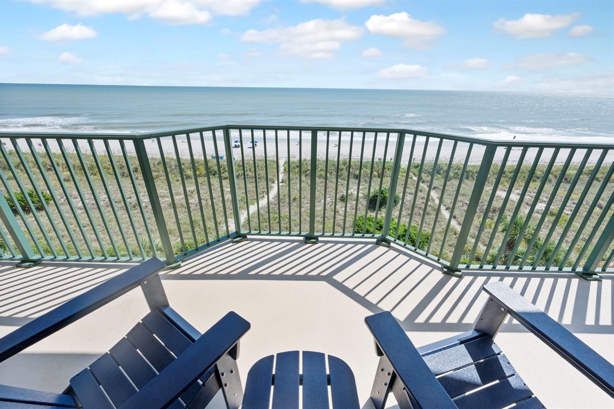 Amazing Living Room with Stunning Views🌊☀️