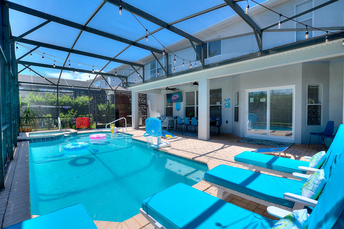 South Facing pool sun all day!