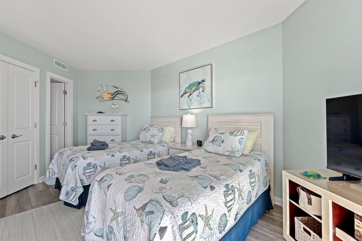 Guest Bedroom w. En Suite Bath