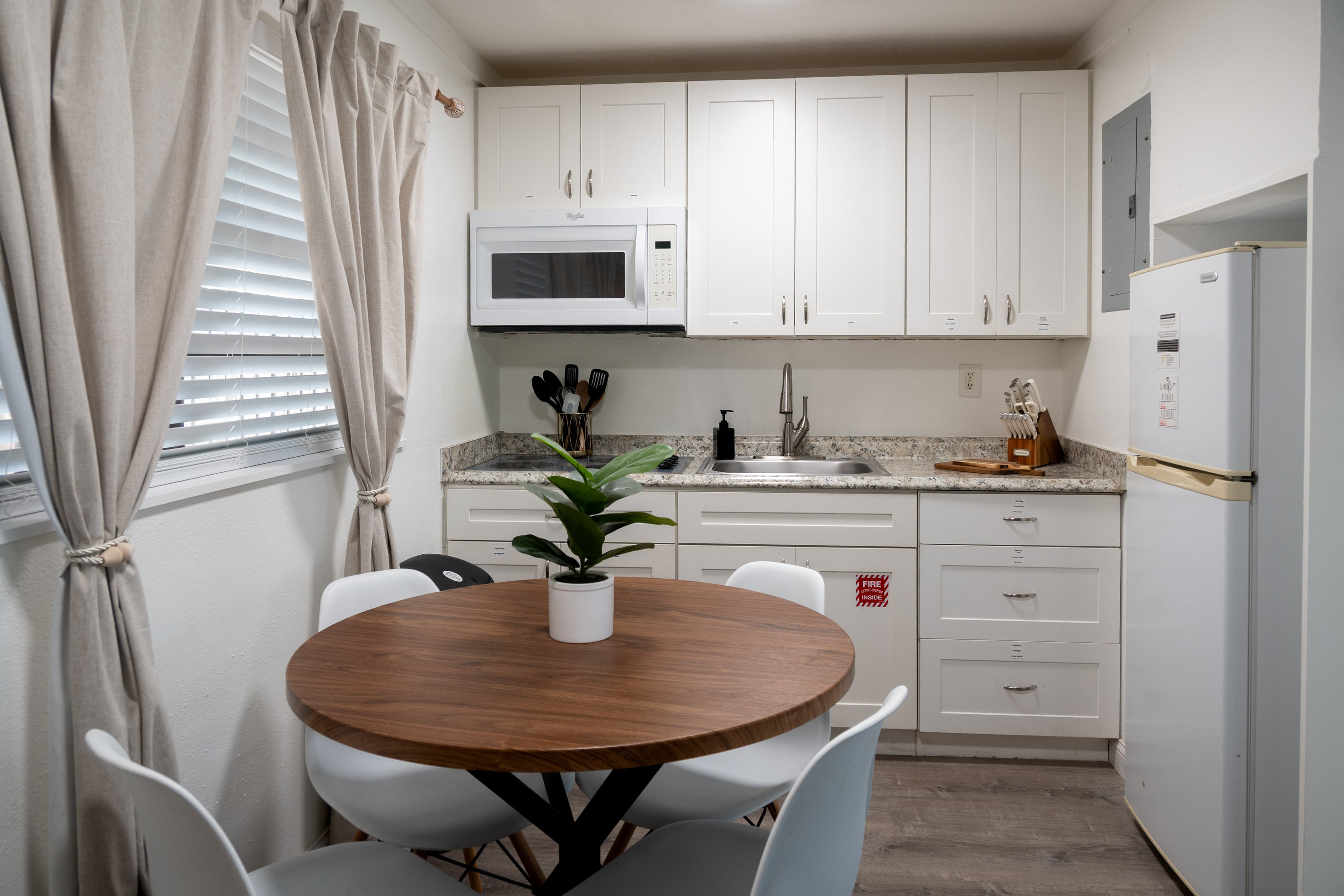 1BR – Full kitchen with dining table for four