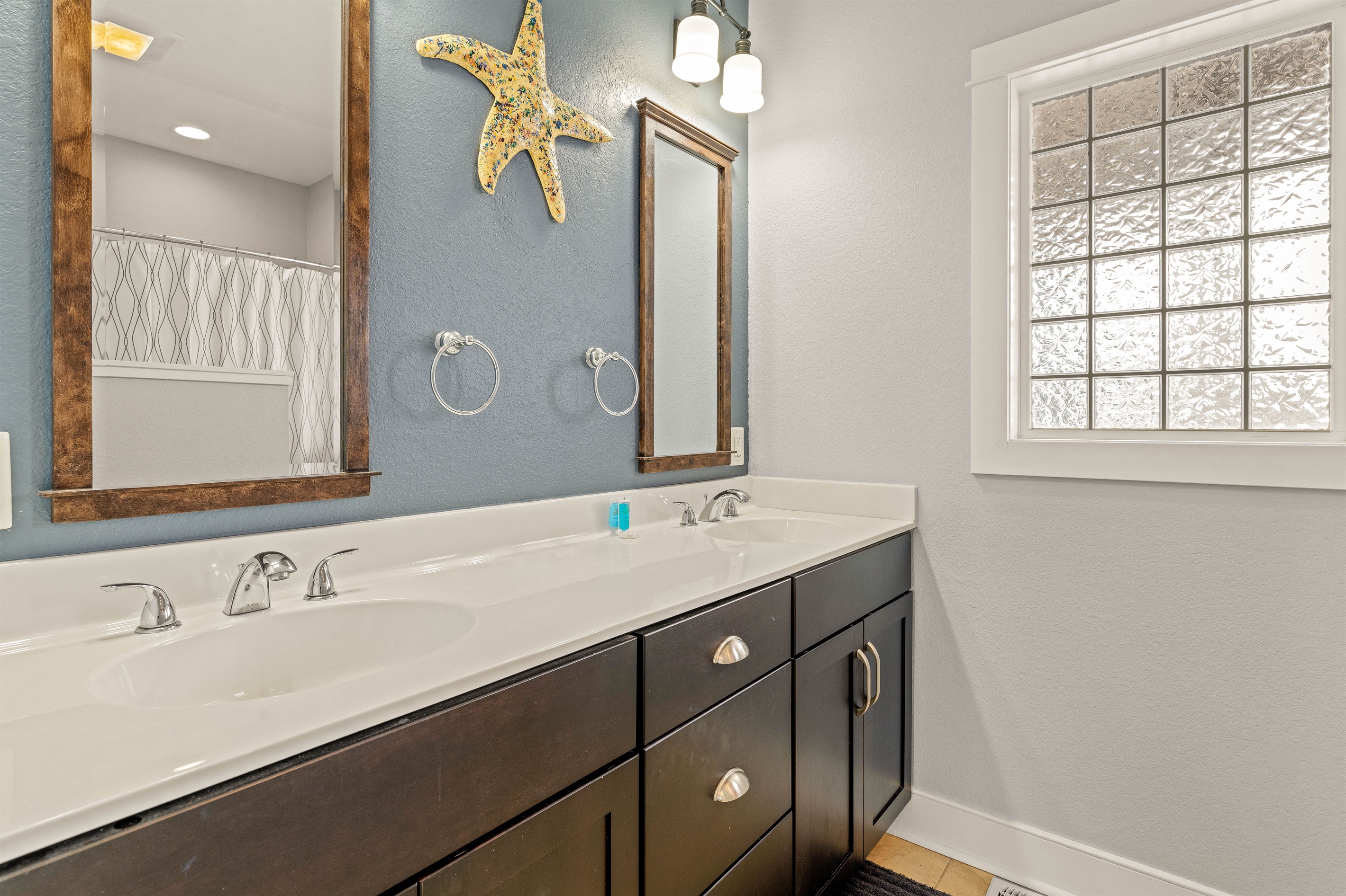 2nd floor master en-suite bathroom, double vanity and tub/shower combo