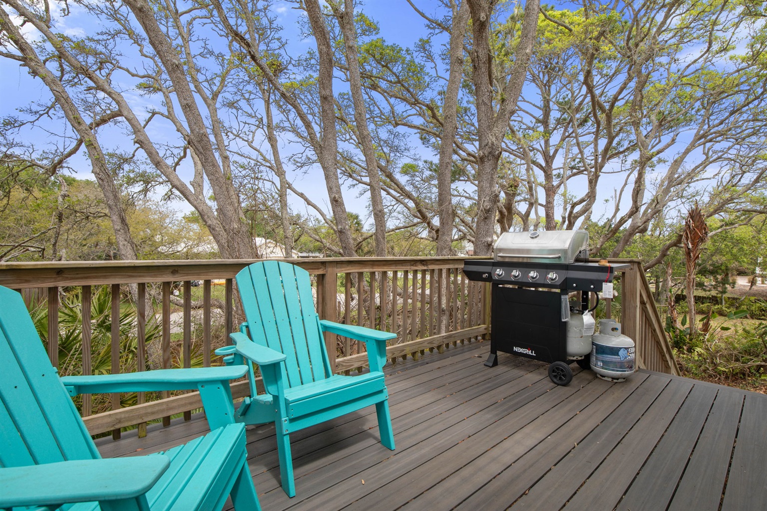 Under a canopy of coastal trees, the grill warms up while the family sinks into turquoise chairs, trading stories and salty breezes between bites. It is the kind of easy afternoon that slips into evening and becomes part of why you want to come back.