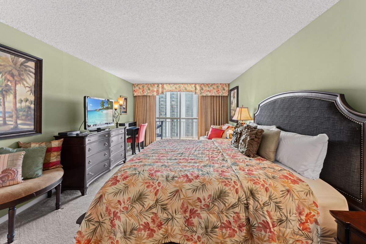 King bed in this spacious main bedroom with ensuite and balcony access