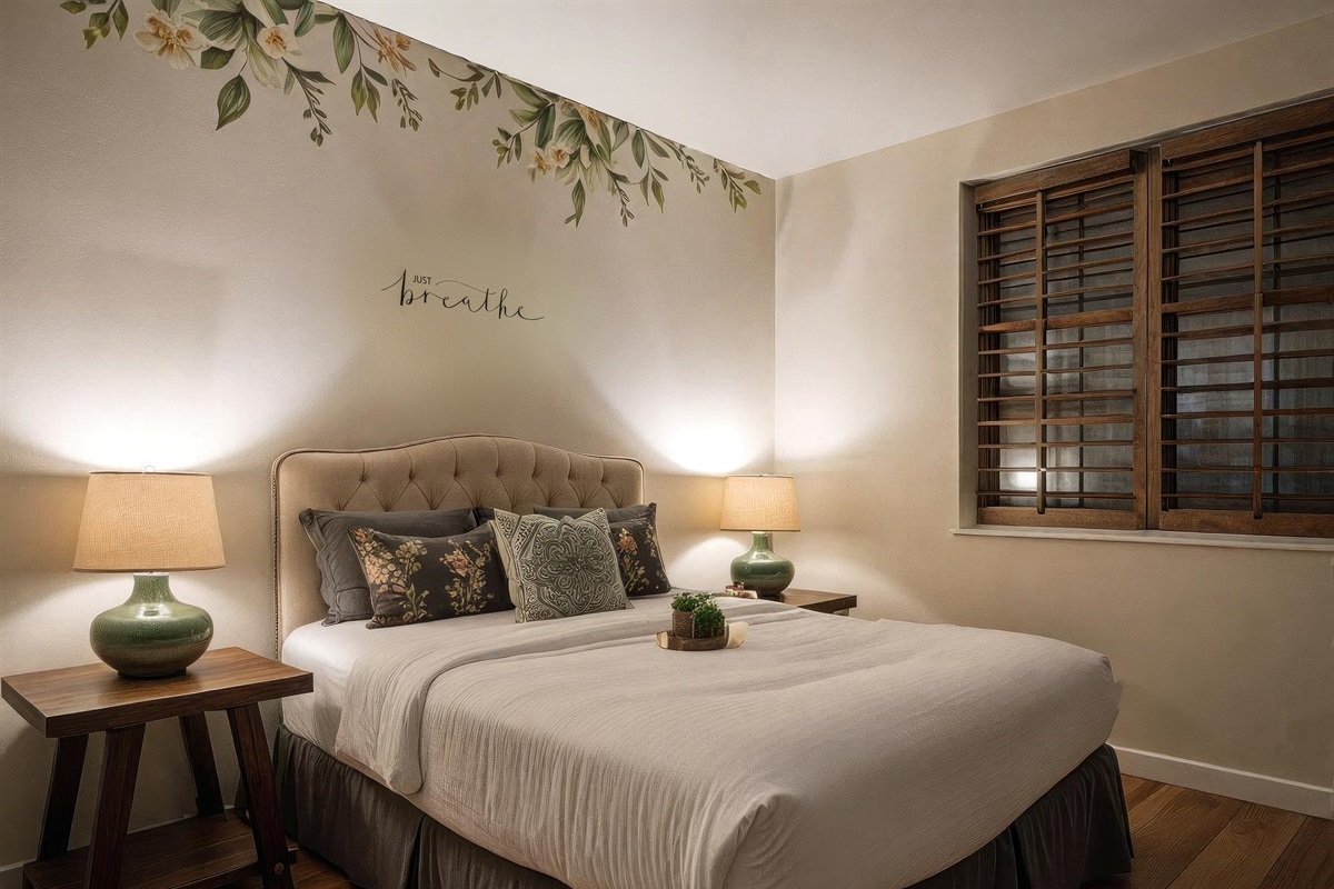 Queen bedroom with closet space